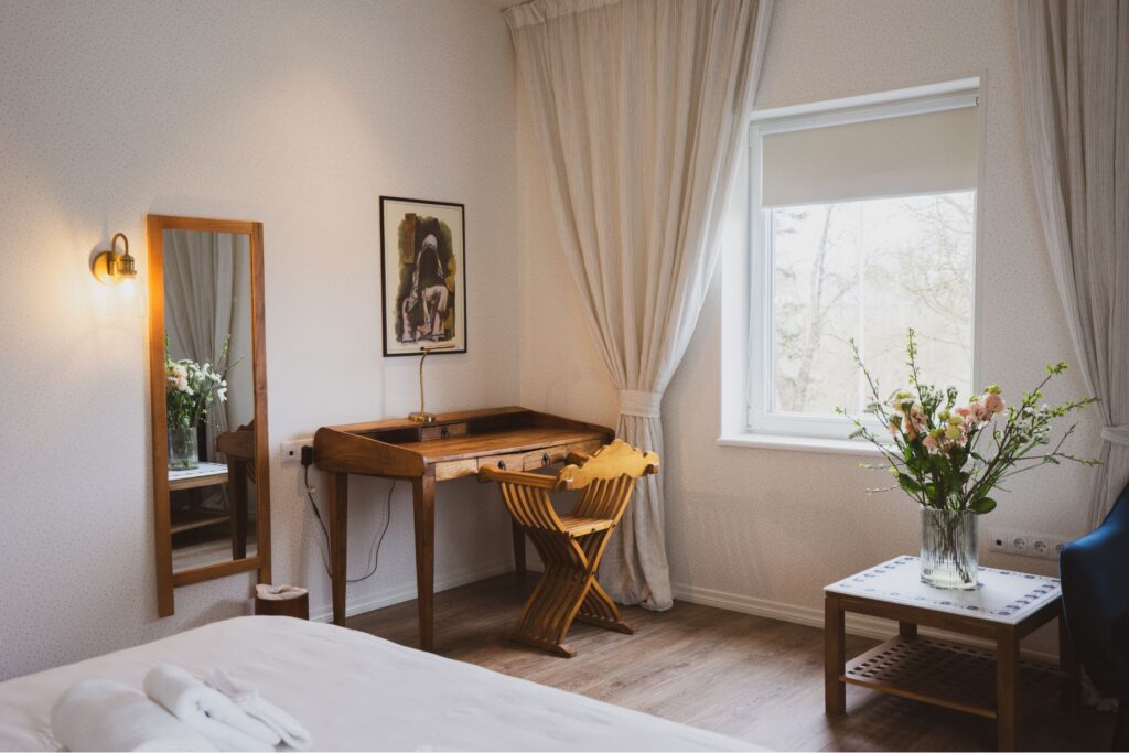 Suite room at Mia Glamping in Saaremaa with desk and seating area