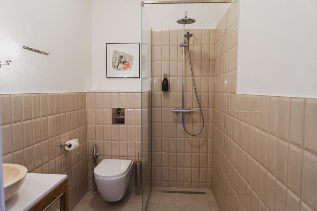 Bathroom with walk-in shower at Mia Glamping hotel in Saaremaa