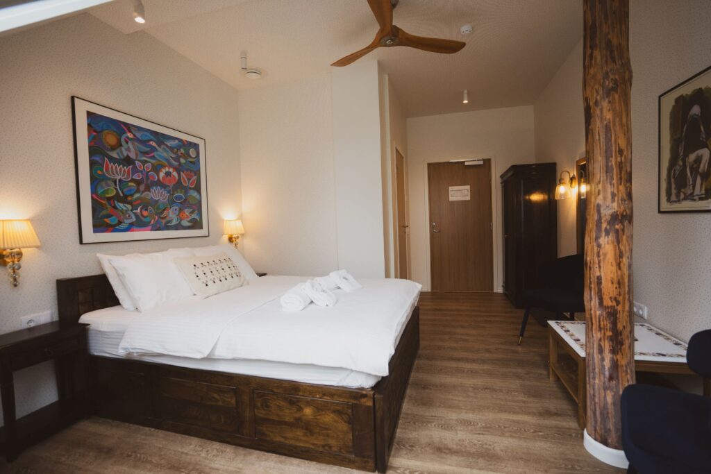 Hotel double room at Mia Glamping in Saaremaa with wooden bed and spacious layout